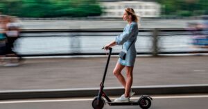 Електросамокати в Україні: нові регулювання та обмеження на тротуарах