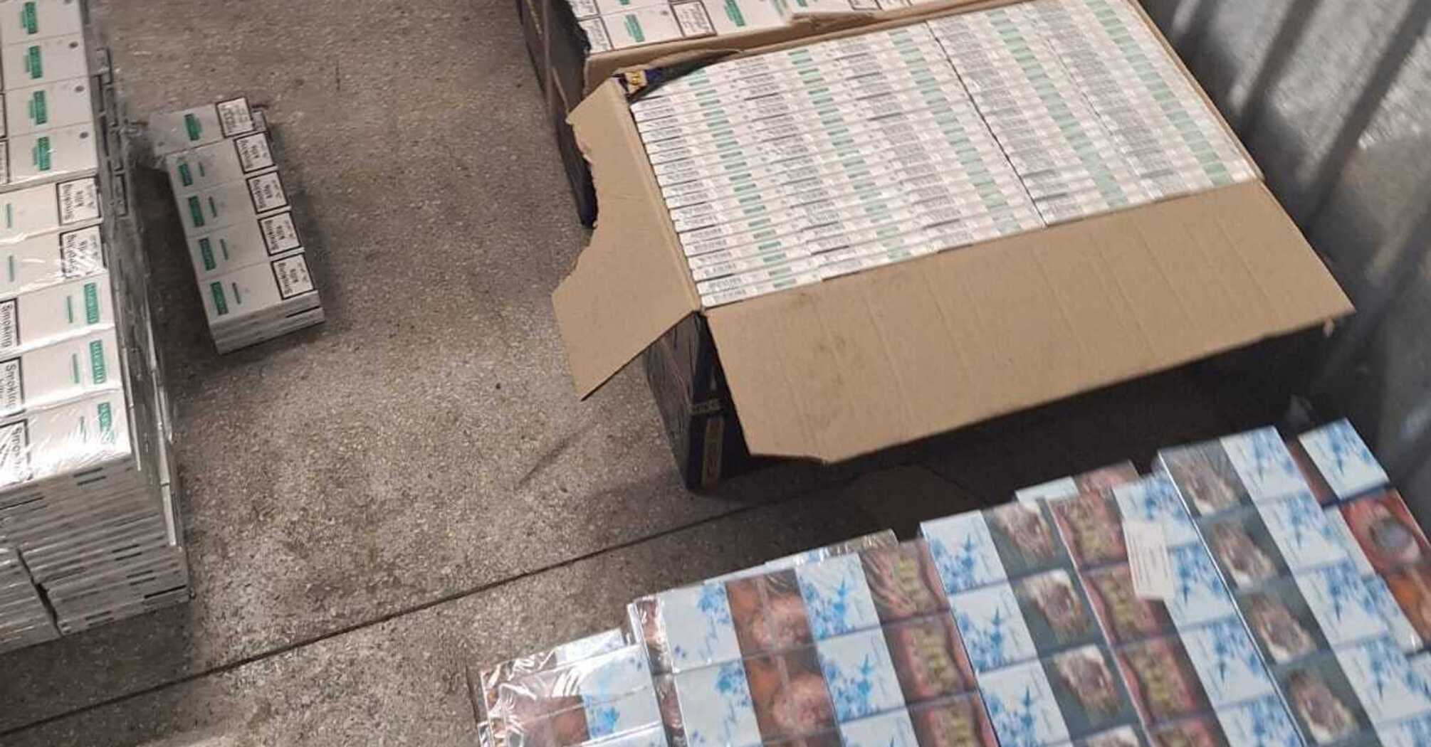 У Буковині виявили контрабандні сигарети в автомобілі з дипломатичними номерами