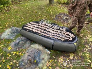 На Житомирщині затримали браконьєра, що завдав збитків на майже 400 тисяч гривень, з величезною кількістю заборонених сіток
