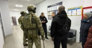 Поліцейського на Київщині затримали за хабарництво та наркобізнес