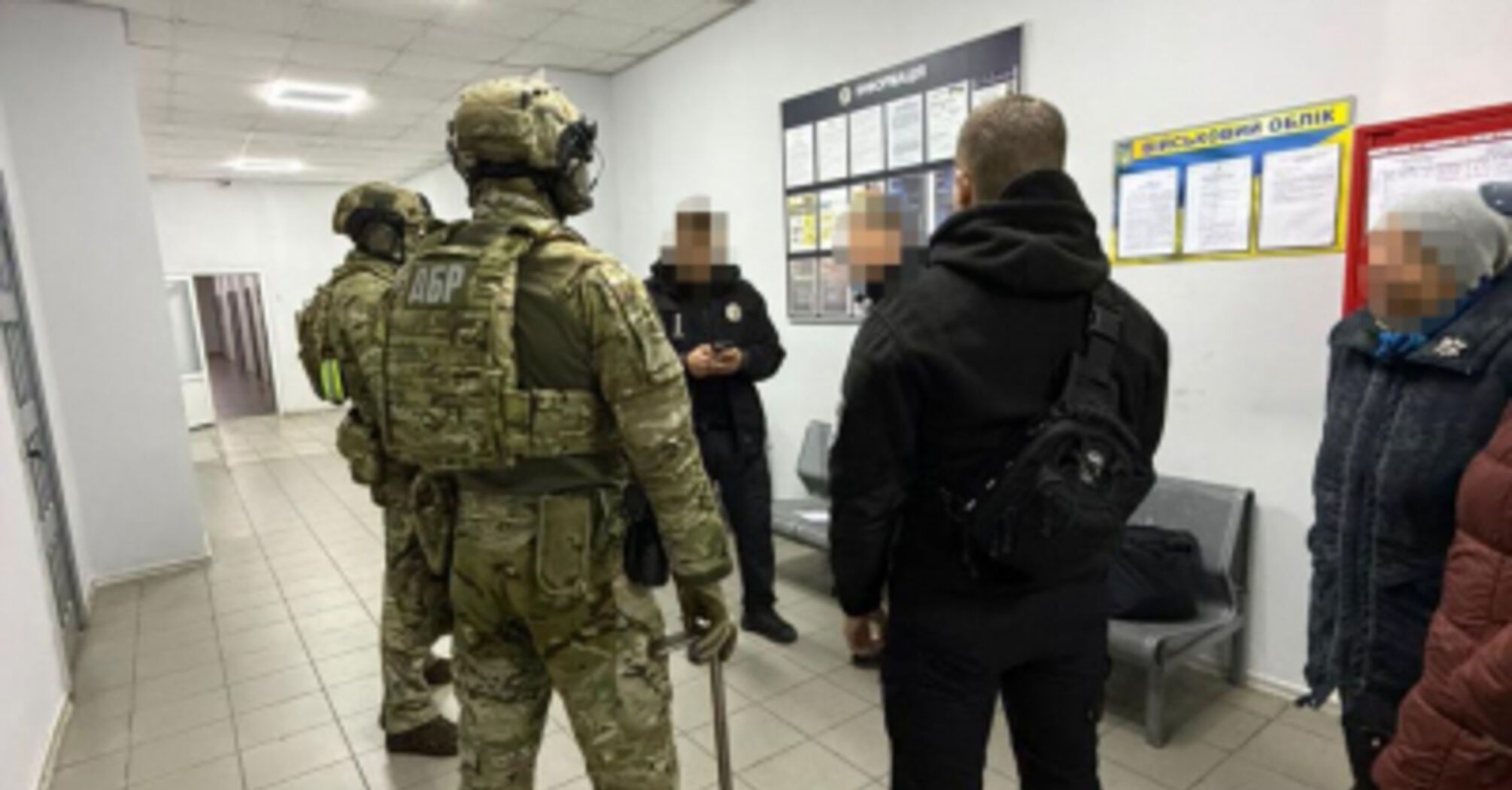 Поліцейського на Київщині затримали за хабарництво та наркобізнес