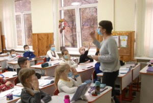 Креми та цукерки для покращення настрою: українці вражені подарунками для вчителів без нагоди
