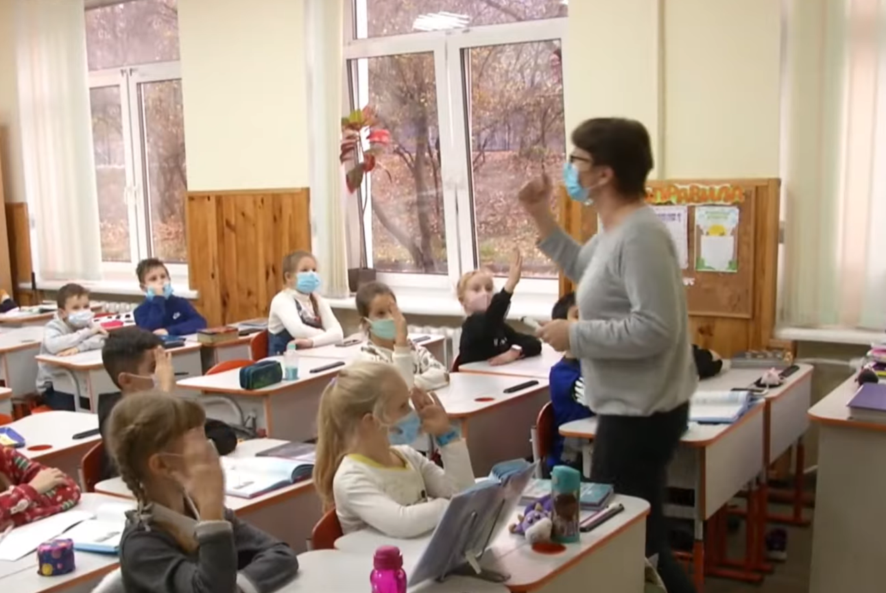 Креми та цукерки для покращення настрою: українці вражені подарунками для вчителів без нагоди