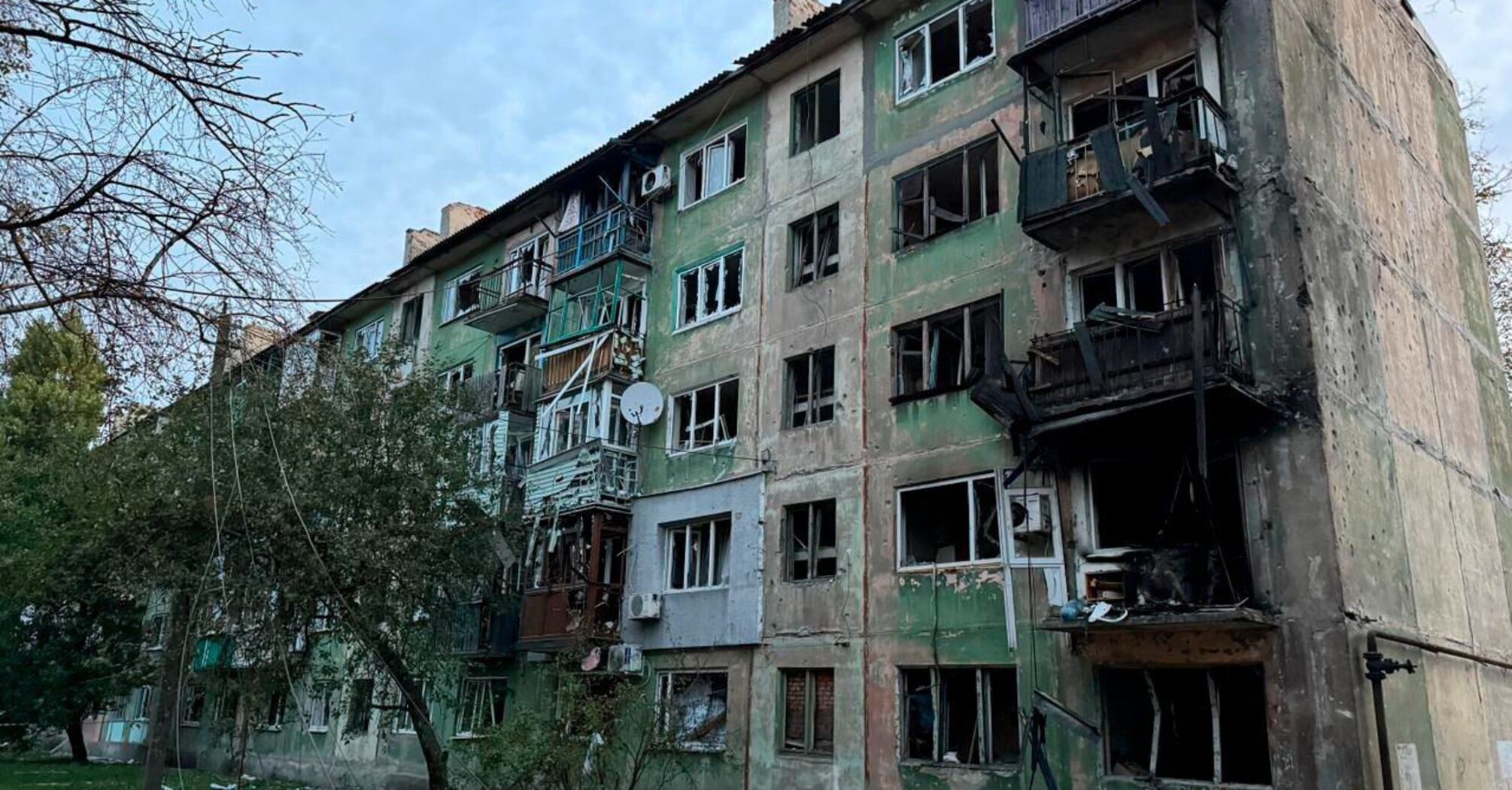 Нічний дроновий удар по Дніпропетровщині: 10 постраждалих та численні евакуації