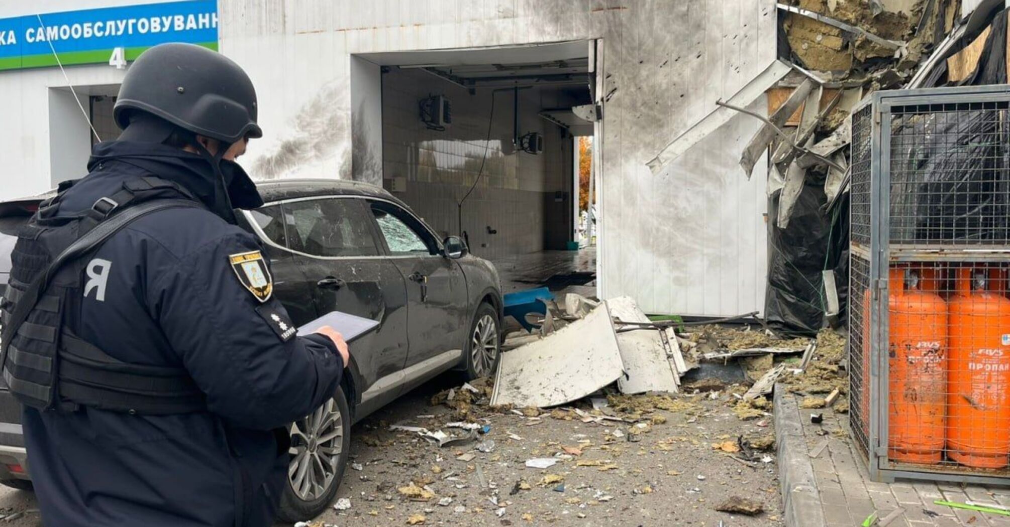 FPV-дрон вдарив у автозаправну станцію в Сумах: дві жінки отримали поранення