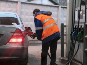 Чергування на АЗС і порожні резервуари: чому водіїв готують до дефіциту пального