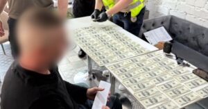 За 7500 доларів — на виїзд за кордон: у Києві розпочали судовий процес над організаторами схеми ухилення від мобілізації