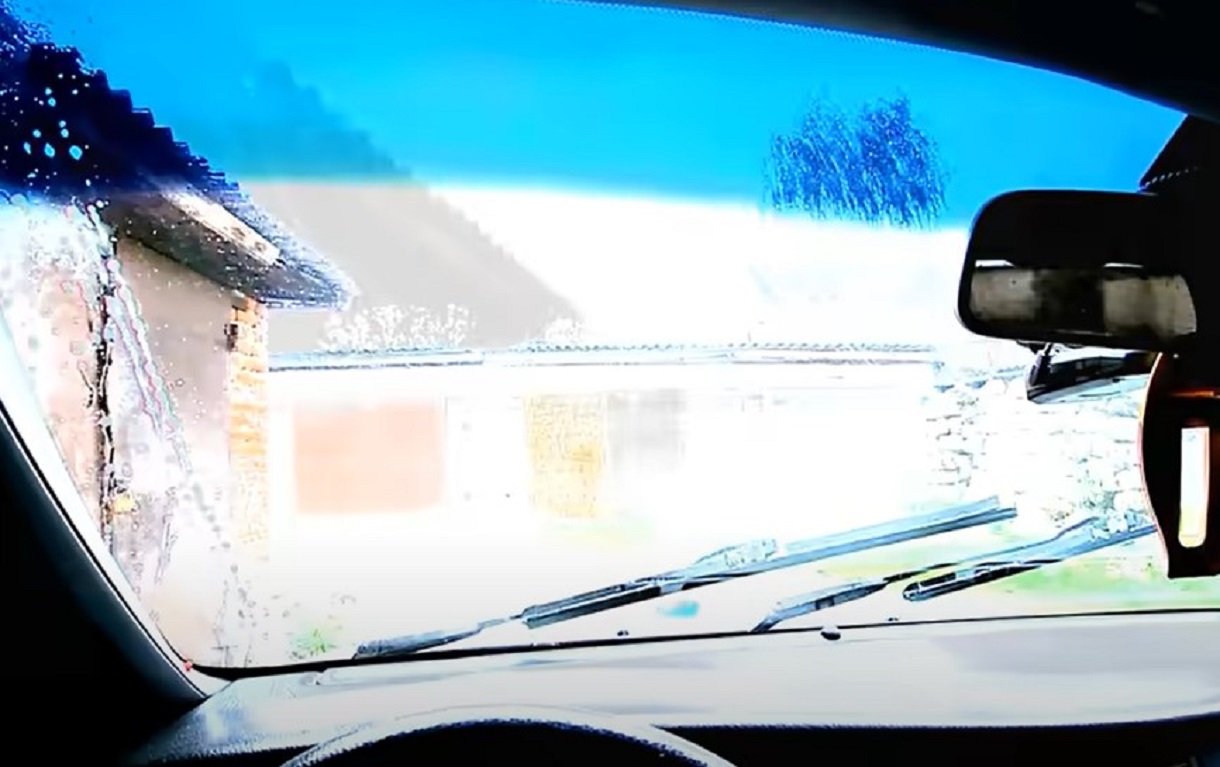 Корисний лайфхак для водіїв: як запобігти запотіванню вікон автомобіля