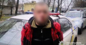 У Києві чоловік з іграшковим пістолетом погрожував жінці – поліція
