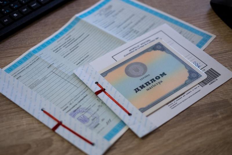 Як безкоштовне апостилювання документів стало приватною послугою