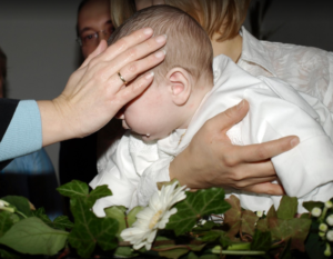 Оптимальний вік для хрещення дитини: ПЦУ рекомендує не відкладати