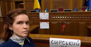 Тарута у ВРУ намагався зняти напис ''Сирський на звільнення'' з трибуни та отримав відповідь від Безуглої
