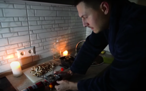 Як приготувати їжу без світла та газу, використовуючи один предмет: простий лайфхак