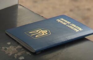 З 2026 року ці паспорти втратять чинність: українцям слід буде оновити основний документ