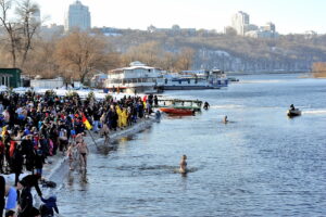 Водохреща без наслідків: основні помилки під час купання в ополонці, що загрожують здоров'ю 6 січня