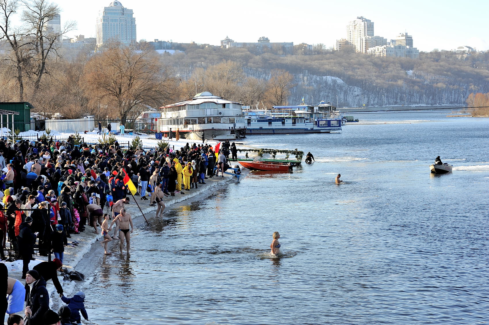 Водохреща без наслідків: основні помилки під час купання в ополонці, що загрожують здоров'ю 6 січня