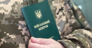 Політтехнолог Петров отримує 73 тисячі гривень на "військовому кладовищі" і оминає мобілізацію