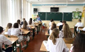 Школярів попередили про великі витрати через ігнорування навчання