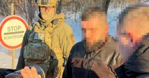 Митника з Чернівців спіймали на гарячому з $100 за контрабандний телефон