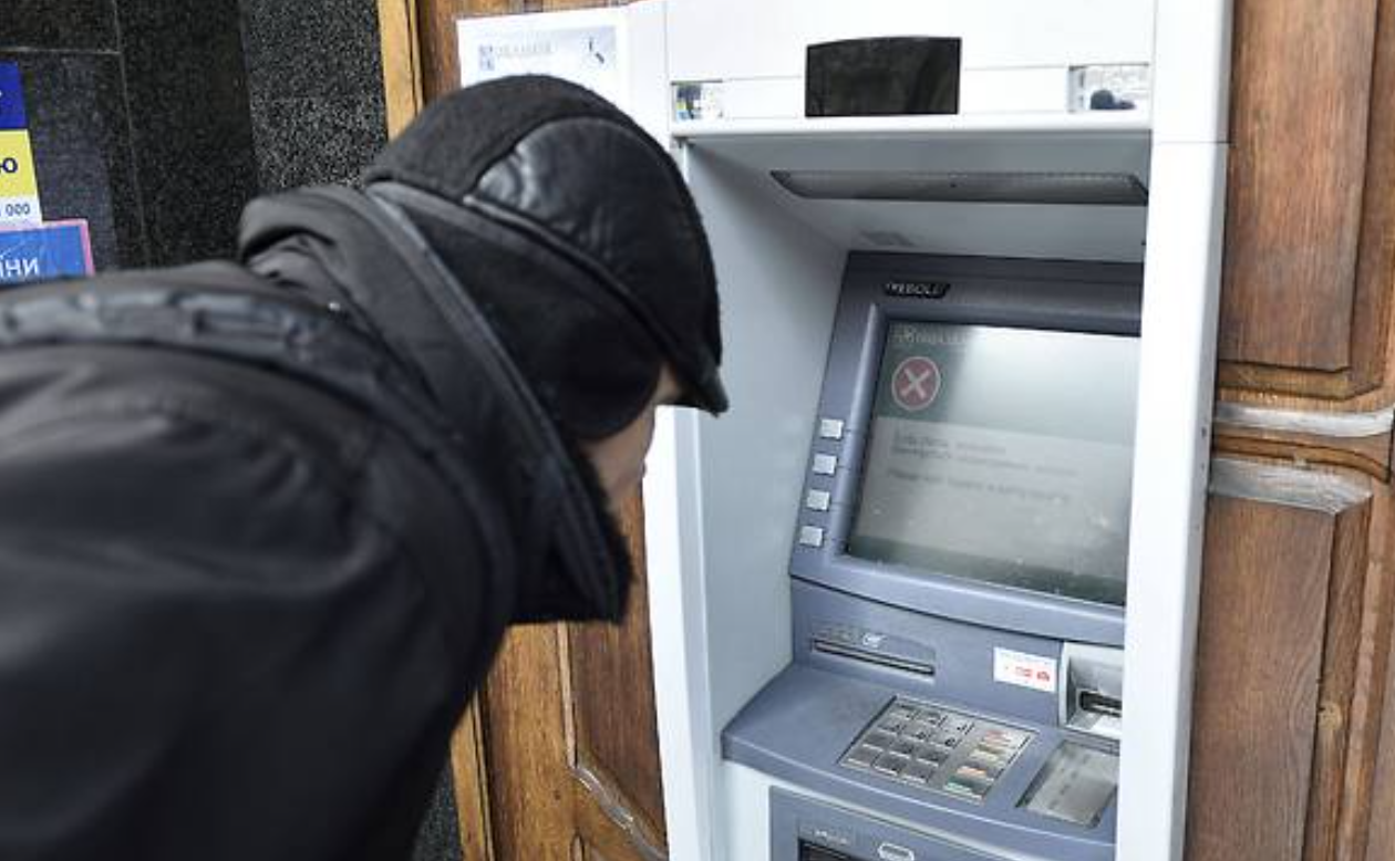 Не використовував рахунок — все одно доведеться сплатити: клієнтів Ощадбанку шокували нові комісії
