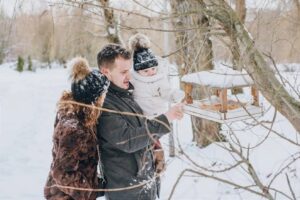 Допомога птахам до весни: матеріали для годівниці та ідеї для годівлі пернатих