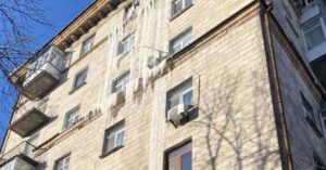 ''Труби лопаються, а стіни в бурульках'': будинок на Берестейському уже два тижні без опалення