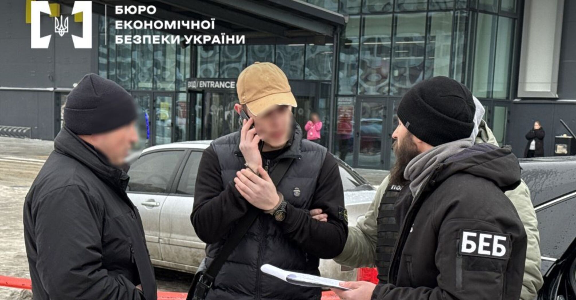 У Києві виявили схему продажу підроблених 100 доларів за пів ціни на суму 100 тисяч гривень