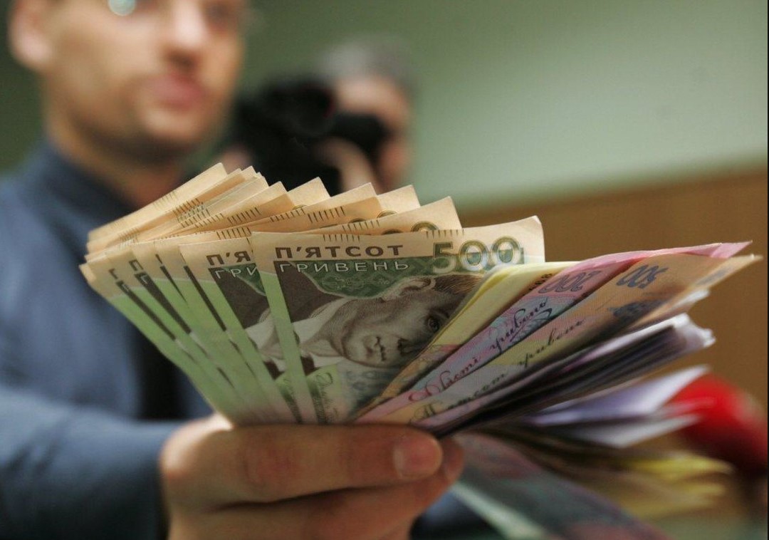 Заробіток, достатній для життя: експерт радить, як підвищити доходи українців