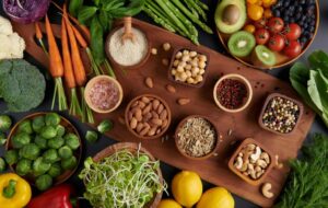 Виростає в кожному дворі: лікарі вказали на продукт, що допомагає знизити рівень холестерину в крові