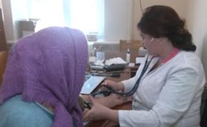 Медикам піднімуть мінімальну зарплату до 25 000 гривень