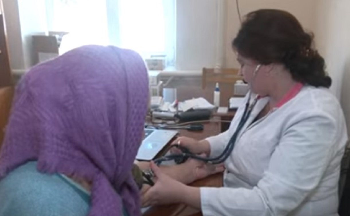 Медикам піднімуть мінімальну зарплату до 25 000 гривень