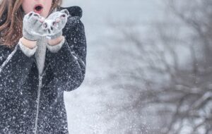 Якщо руки мерзнуть навіть у рукавичках: простий метод, що допоможе усунути холод
