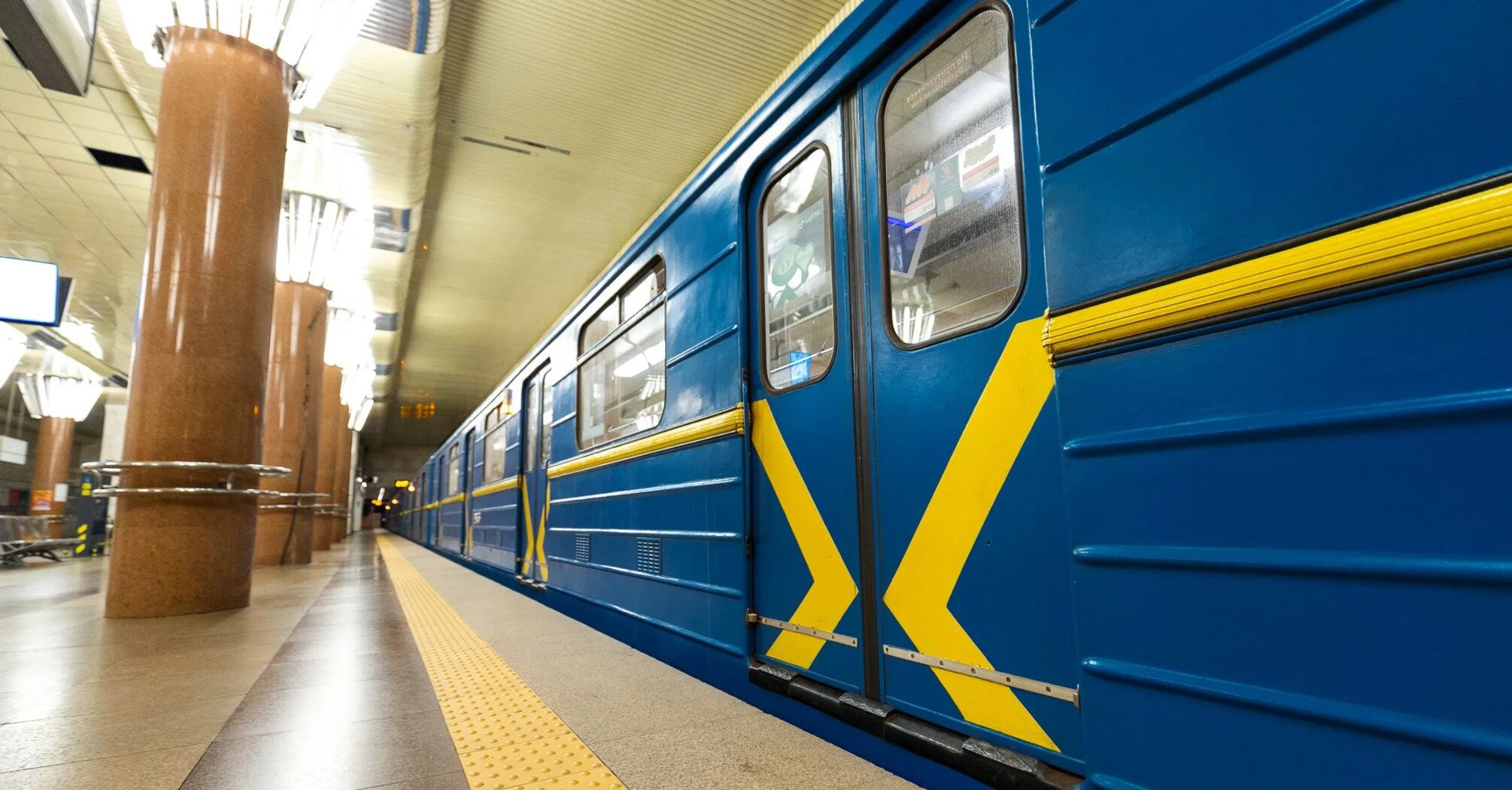 Метро призупинено: у Києві та Харкові проблеми з електропостачанням зупинили підземку
