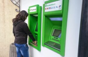 Навіть за 50 гривень: масове блокування рахунків через поповнення картки