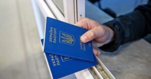 Українські чоловіки призовного віку матимуть можливість залишатися в ЄС: Єврокомісія роз'яснила зміни до 2027 року