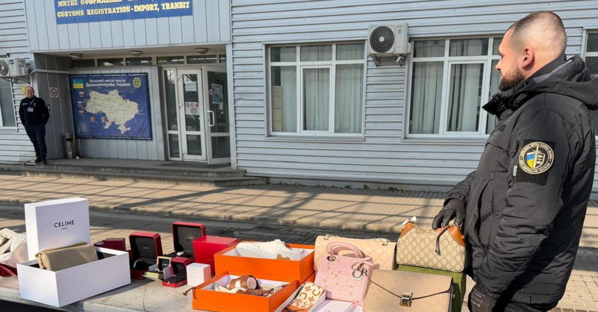 Gucci, Chanel, Cartier: на кордоні водій автобуса не оголосив про коштовності на мільйони