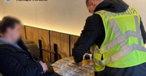 $6000 за "гарантований" іспит: у Києві затримали адвоката за корупцію