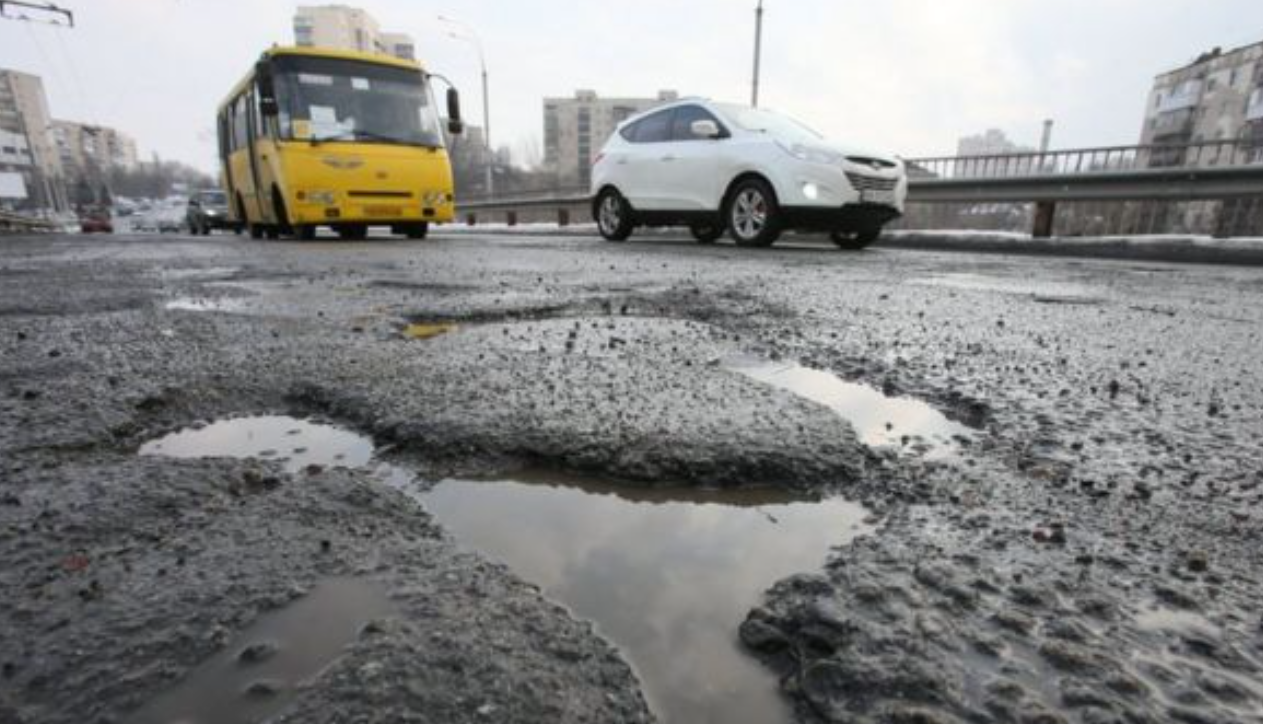 Асфальт зник із приходом весни": стратегічна траса потрапила в кризову ситуацію