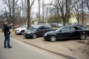 Паркування біля житлового комплексу: де і кому дозволено залишати автомобіль