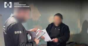 Більше 10 тисяч доларів США за підробленими банкнотами: БЕБ припинило постачання фальшивої валюти