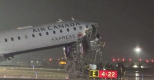 Аварія в нью-йоркському аеропорту: літак CRJ-900 зіткнувся з наземним транспортом, 13 постраждалих