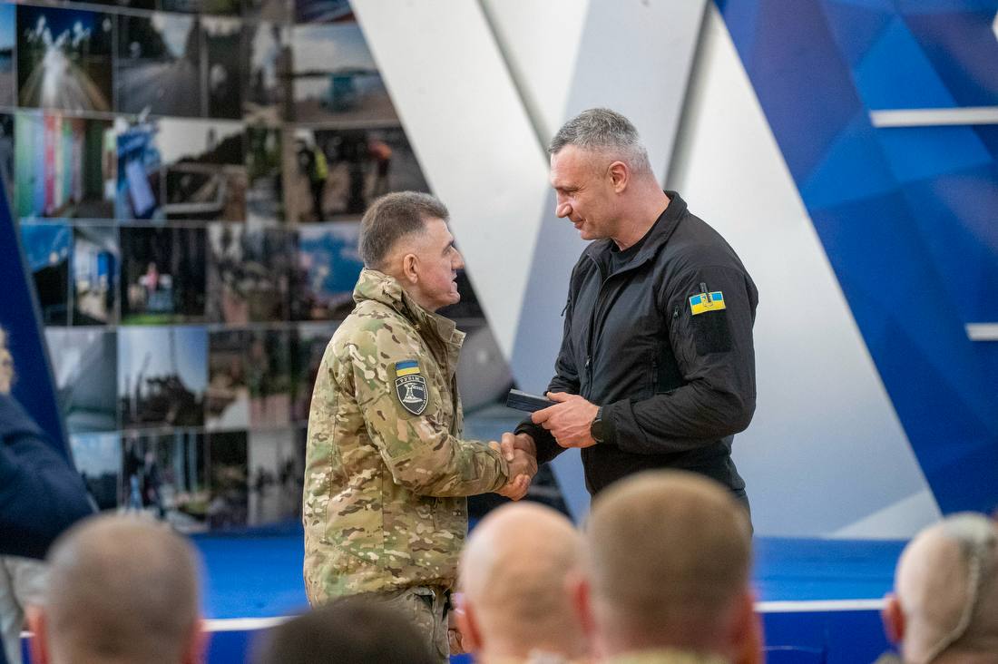Кличко під час нагородження військових до Дня добровольця зазначив, що в Києві проживає більше 100 тисяч ветеранів та ще стільки ж киян перебувають на фронті