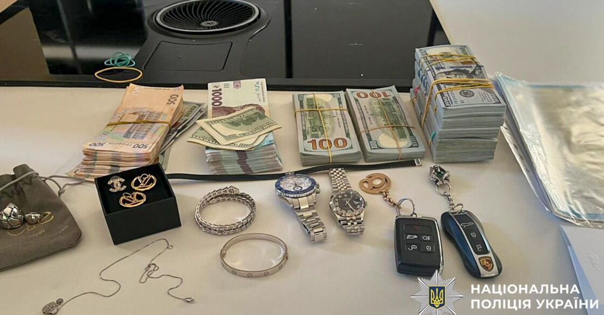 На Закарпатті затримали кіберзлочинця, який ''поховав'' себе заради втечі, внаслідок афери на $100 млн
