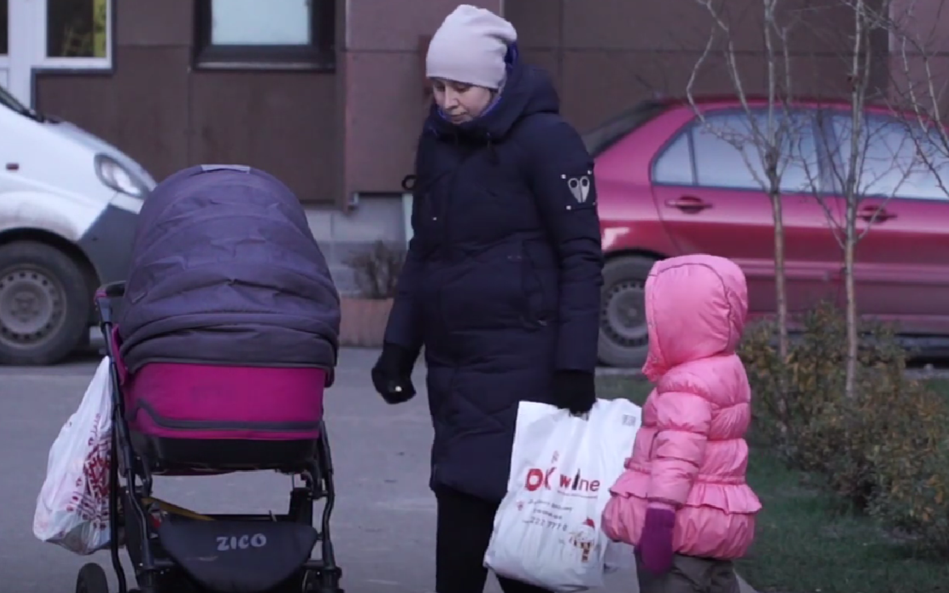 Вам тут не місце": маму з візочком не пропустили до школи