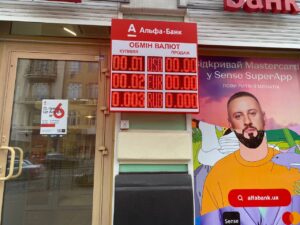 Долар втрачає привабливість? Українцям радять відмовитися від валюти