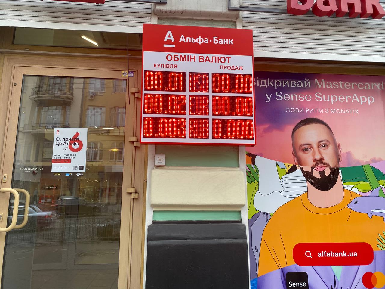Долар втрачає привабливість? Українцям радять відмовитися від валюти