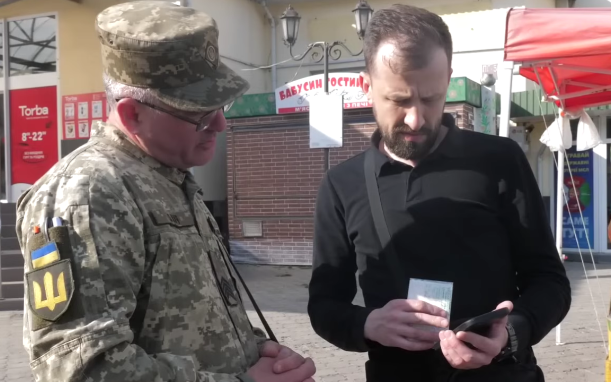 Нова прописка коштуватиме 25 000 грн: ТЦК накладає штрафи на чоловіків після переїзду