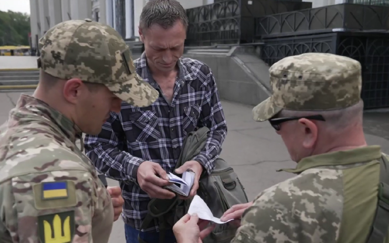 Омбудсменка закликає вжити заходів для захисту ТЦК від ухилення від призову