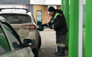 Ціна на паливо може досягти 120 гривень: новий рекорд цін