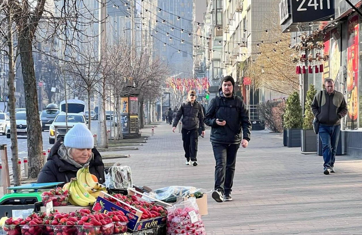 Не жити від зарплати до зарплати: яка сума потрібна в Україні